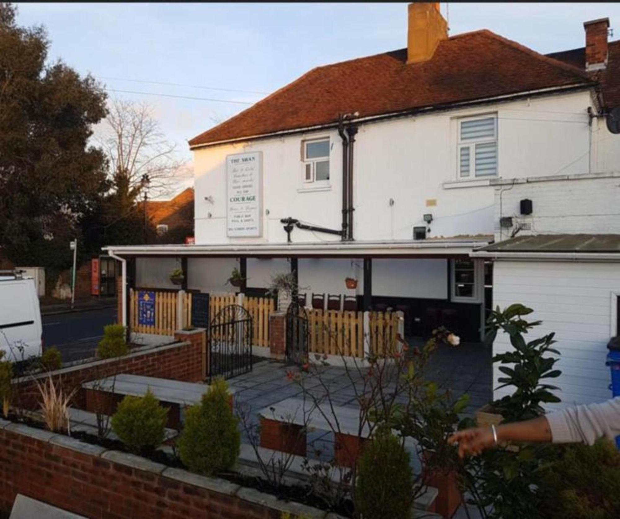 Stanwell Swan Inn, Heathrow Airport מראה חיצוני תמונה